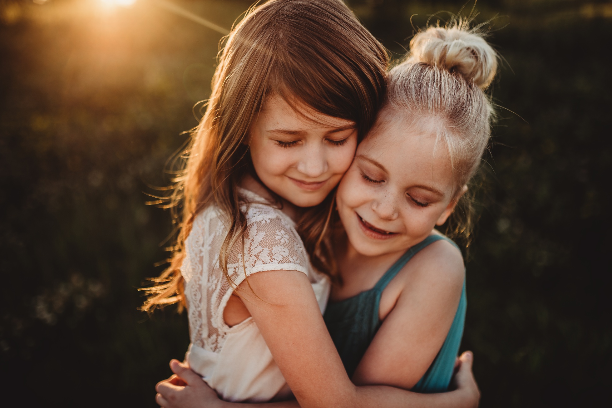 young-girls-hugging-golden-light-wayzata-childrens-photographer-1